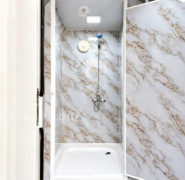 Shower Cubicle with Lockable Door